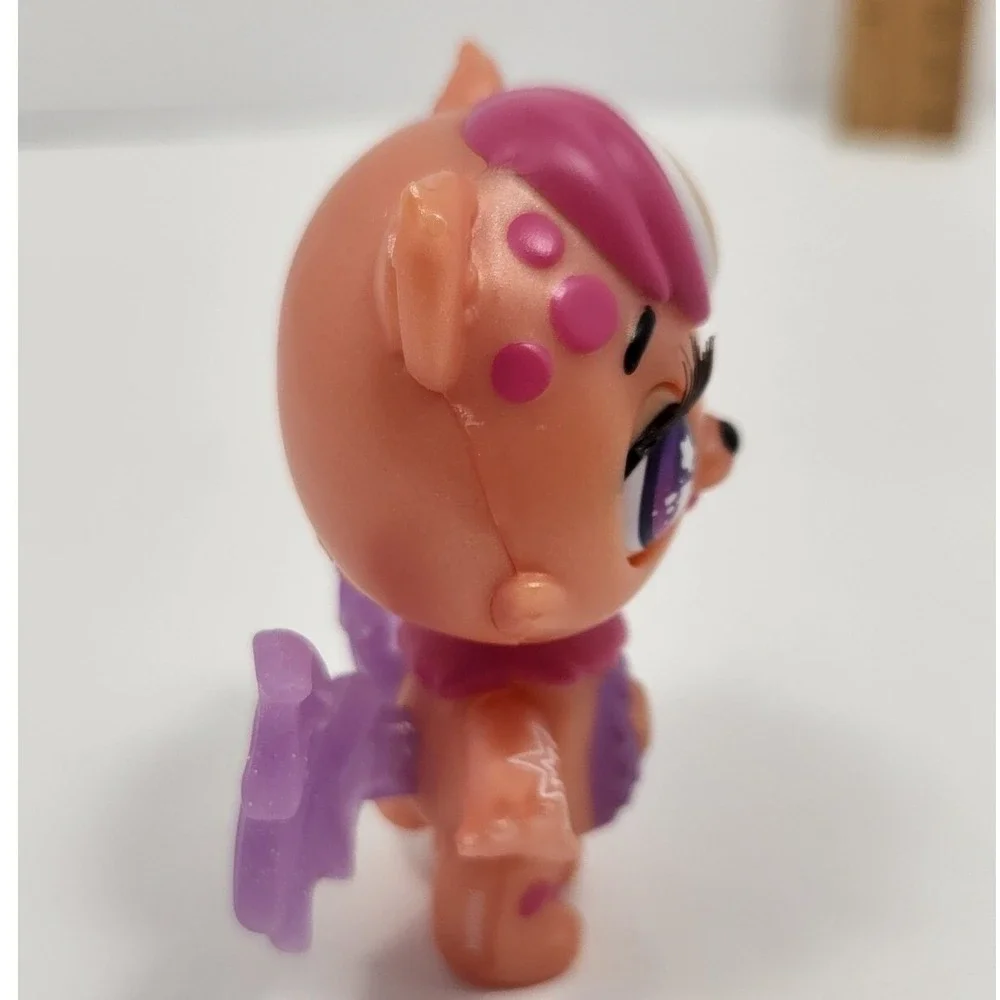 Hatchimals Glow Up 3-Inch‎ Magic Dusk - with glow in the dark wings